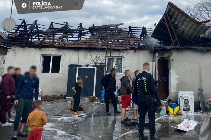 Ilustračný obrázok k článku Požiar v Plaveckom Štvrtku: Plamene zachvátili viacero rodinných domov