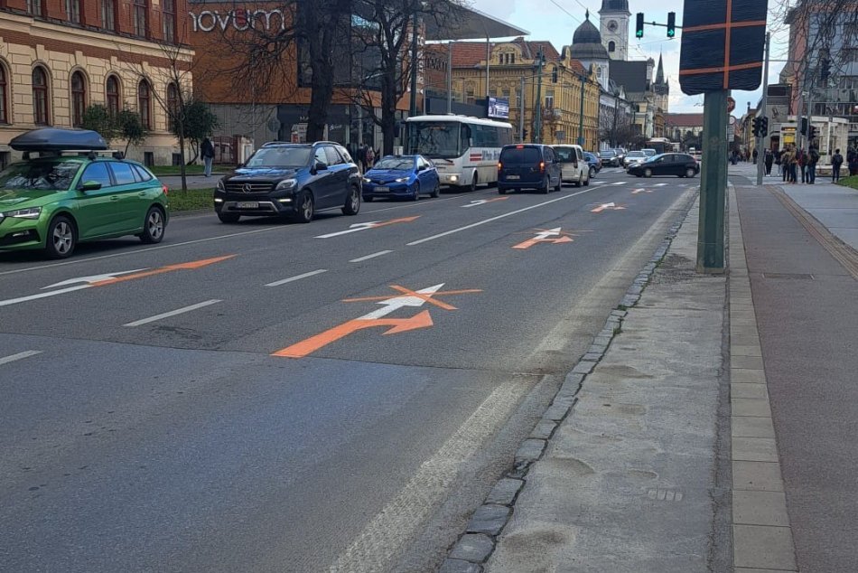 Ilustračný obrázok k článku Nové značenie aj iná frekvencia semaforov: Kvôli oprave mosta v meste POZMENILI obmedzenia