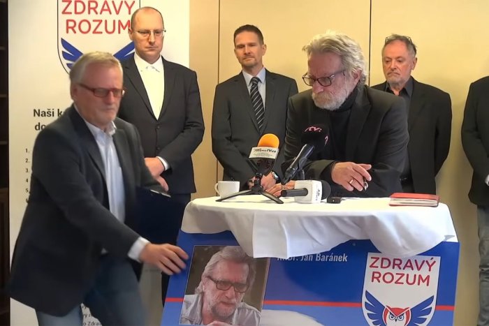 Ilustračný obrázok k článku TRAPAS na tlačovke! Známy analytik rečnil, keď v tom... Na tomto sa baví celé Slovensko