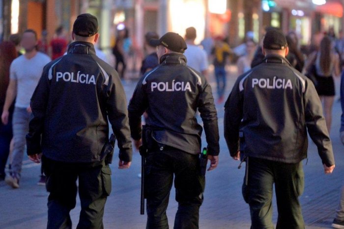 Ilustračný obrázok k článku Medzi policajtmi to VRIE: Ministrovi vnútra odovzdali PETÍCIU! Chcú lepšie podmienky