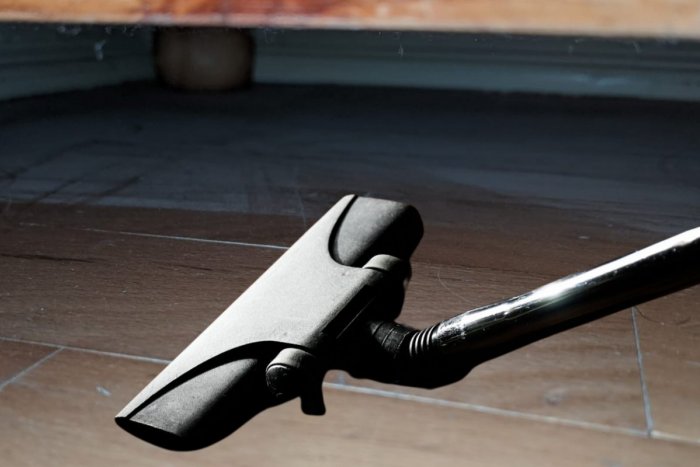 Ilustračný obrázok k článku V jednej domácnosti sa ročne nahromadí až 18 kíl prachu: Mnohých prekvapí, odkiaľ pochádza!