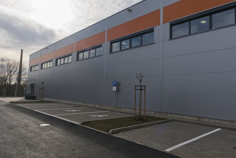 Ilustračný obrázok k článku Školská športová hala na Želiarskej je HOTOVÁ: Stavbu odovzdali mestu o 8 mesiacov skôr