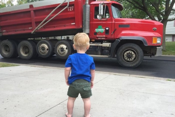 Ilustračný obrázok k článku Kuriózny SMRTEĽNÝ prípad: Batoľa sa dostalo k volantu kamióna a usmrtilo 2-ročné dieťa