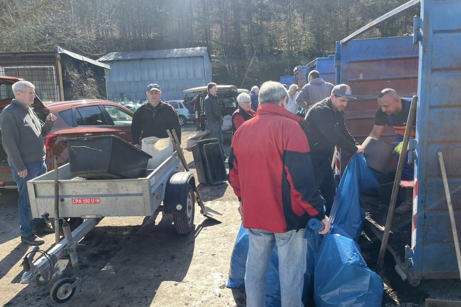 Ilustračný obrázok k článku ENORMNÝ záujem ľudí PREKVAPIL: Po čierne zlato ZADARMO si prišli už STOVKY Bystročanov, FOTO