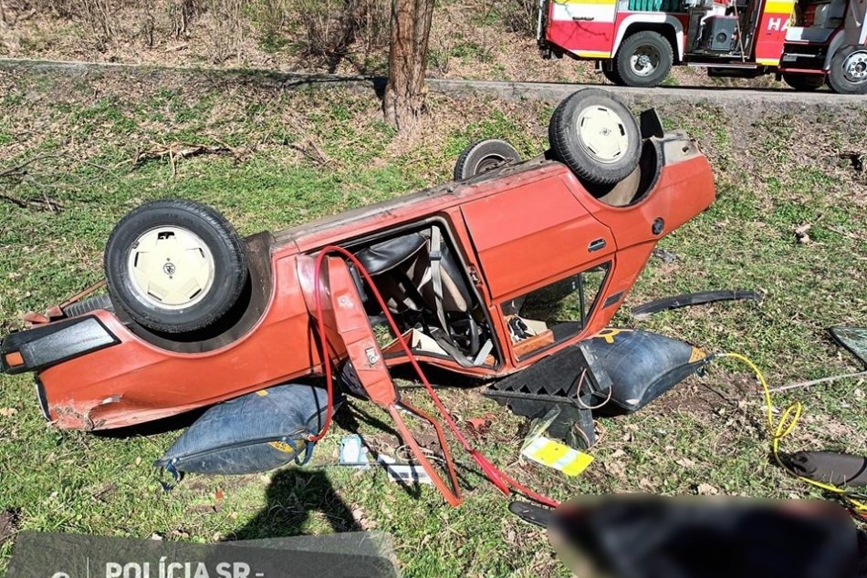 Ilustračný obrázok k článku Staručká škodovka sa PREVRÁTILA na strechu: Žena nehodu neprežila