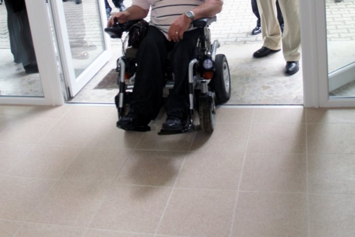 Ilustračný obrázok k článku Ľudskosť v Poprade sa nevytratila: Mladík príkladne pomohol vozíčkarovi, ktorý sa prevrátil