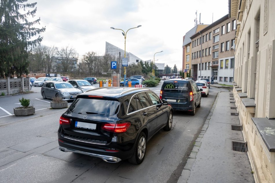Ilustračný obrázok k článku Kolóny sa vytvárajú aj tam, kde nikdy neboli: TAKTO to vyzerá v uliciach Prešova, FOTO