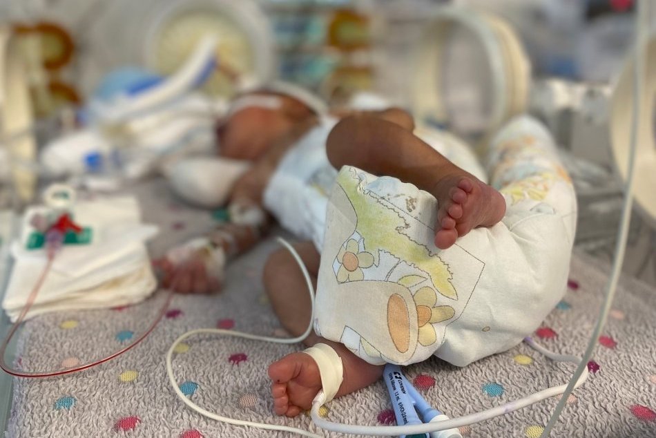 Ilustračný obrázok k článku Sovičky ZACHRAŇUJÚ životy: Malých pacientov strážia INTELIGENTNÉ ponožky, FOTO