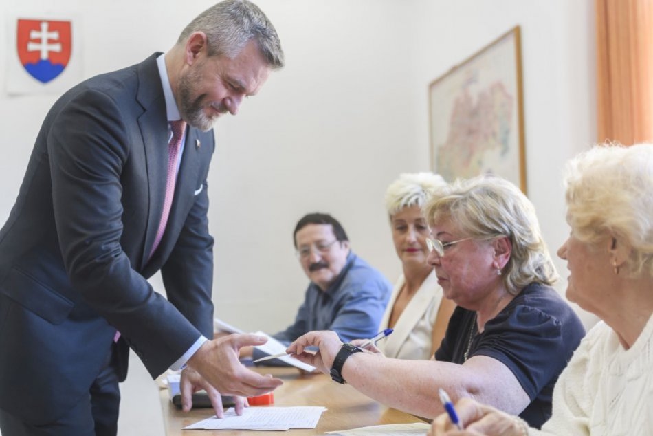 Ilustračný obrázok k článku Mali ísť spolu voliť, všetko je INAK! Pellegriniho otec skončil v NEMOCNICI