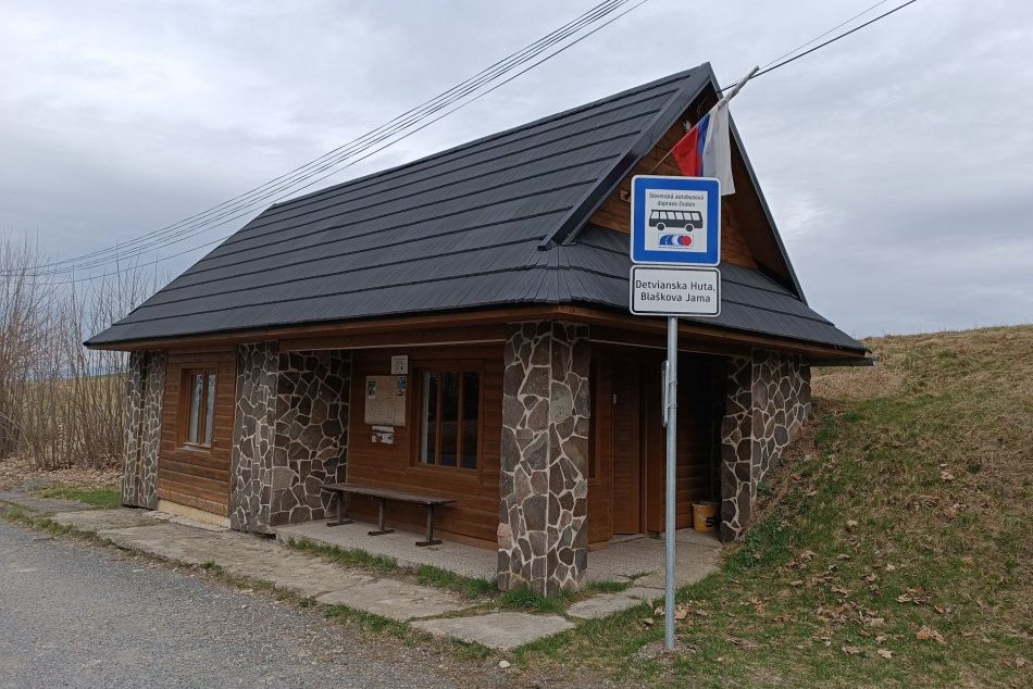 Ilustračný obrázok k článku Volebná KURIOZITA: Ľudia si vyberajú prezidenta aj na autobusovej zastávke, FOTO