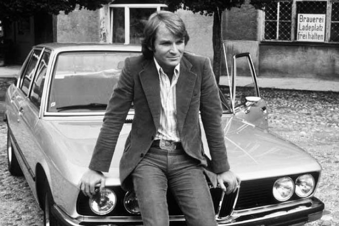 Ilustračný obrázok k článku Fanúšikovia smútia: ZOMRELA hviezda legendárneho seriálu Derrick