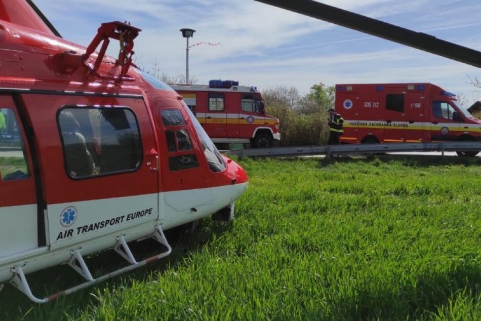 Ilustračný obrázok k článku Dráma na ceste, auto pohltilo POŽIAR: Muža s popáleninami musel transportovať vrtuľník