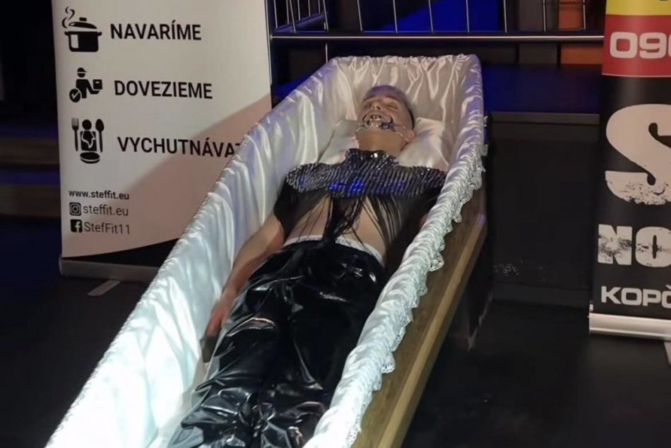 Ilustračný obrázok k článku VIDEO: Bielu sobotu poňal na oslavu narodenín netradične: Slovenský spevák vyliezol z TRUHLY!