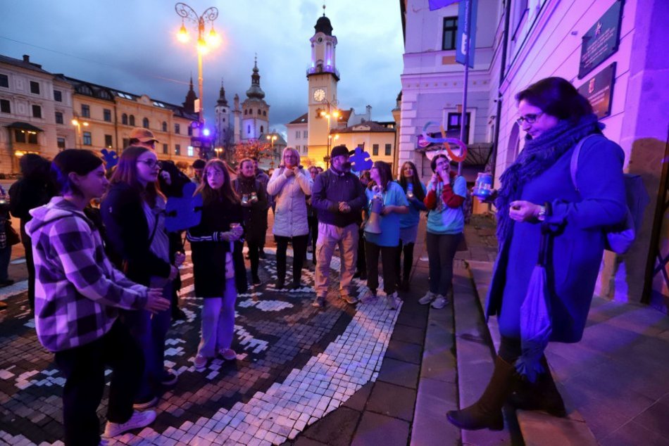 Ilustračný obrázok k článku Bystricou viedol sviečkový POCHOD: Súvisel s DOMINANTAMI, ktoré žiarili modrou, FOTO