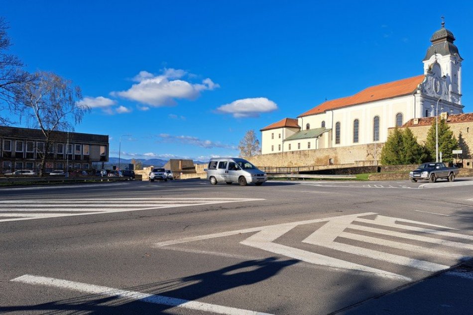 Ilustračný obrázok k článku Vodičov konečne čaká zmena: Z veľkej križovatky v Levoči urobia kruhový objazd, FOTO