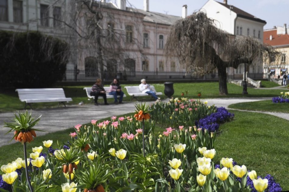 Ilustračný obrázok k článku Košice začínajú žiariť a lákať FARBAMI: Vychutnajte si parádne zábery z metropoly východu