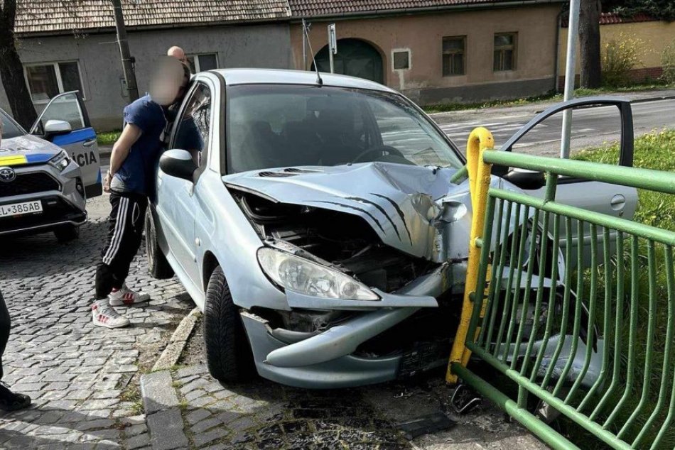 Ilustračný obrázok k článku Veľkonočná NAHÁŇAČKA vodičovi nevyšla: ÚNIK zastavil ČELNÝ náraz do zábradlia, FOTO