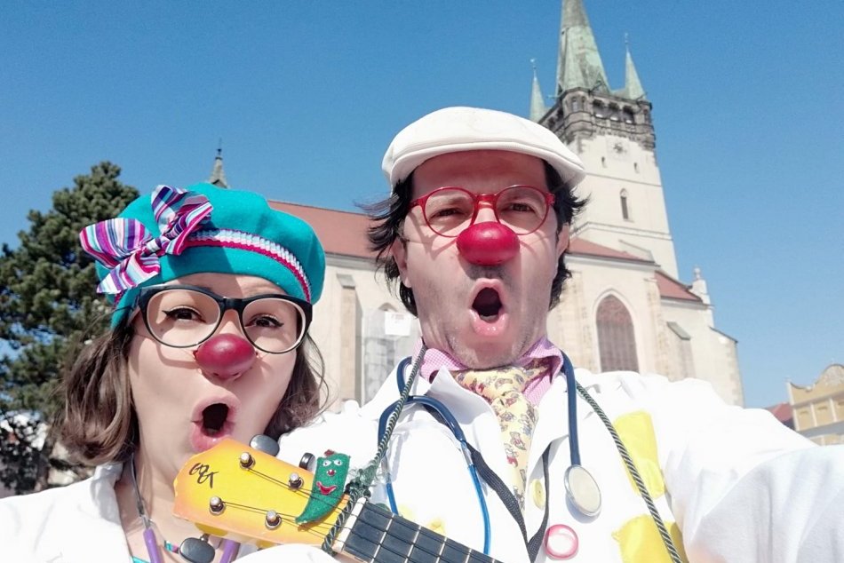 Ilustračný obrázok k článku V Bystrici bude poriadne VESELO: Zdravotní klauni budú BAVIŤ ľudí priamo v uliciach