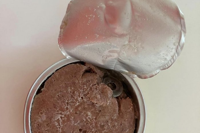 Ilustračný obrázok k článku V ústach by mal železiarstvo: Muž si dal paštétu z Lidla, našiel v nej ŠRAUBU a podložky