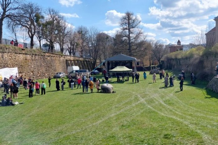 Ilustračný obrázok k článku Vlani náhle zomrel obľúbený prešovský učiteľ: Benjamína pripomenie Festival POkoja