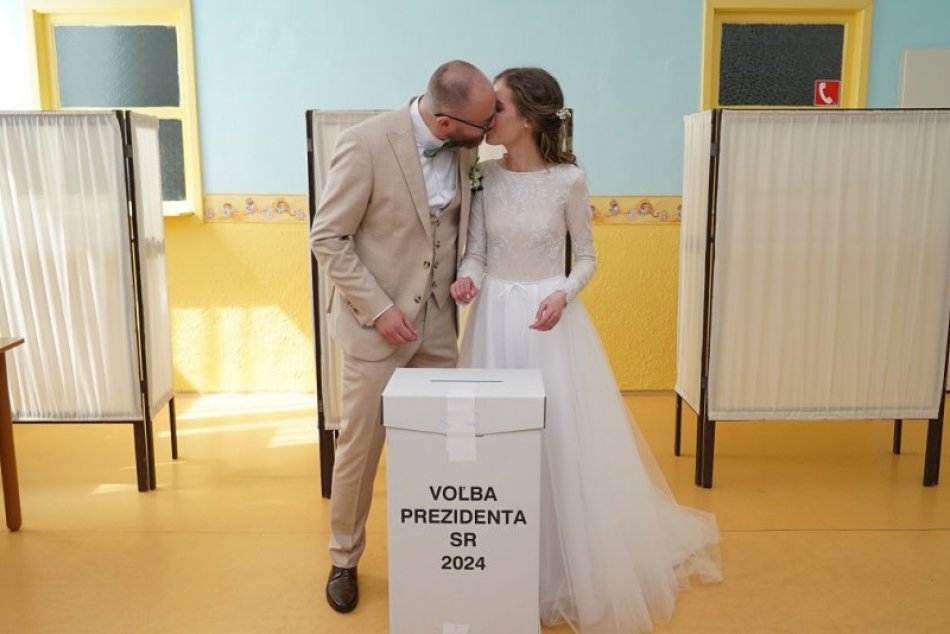 Ilustračný obrázok k článku Na tento deň nikdy nezabudnú: Voliť prišli aj čerství MLADOMANŽELIA, FOTO
