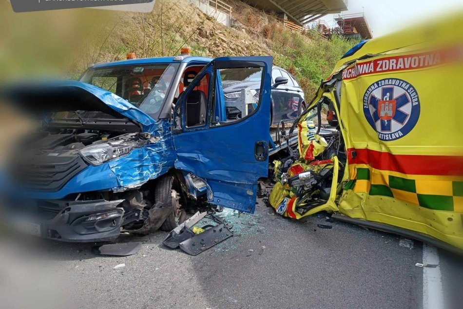 Ilustračný obrázok k článku DESIVÉ následky ČELNEJ zrážky: Vodič sanitky bol na mieste MŔTVY, FOTO