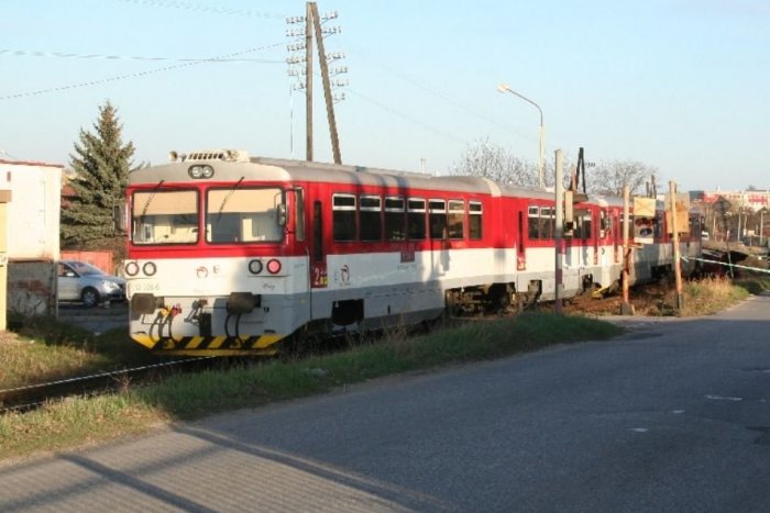 Ilustračný obrázok k článku V Mlynárciach dočasne UZAVRÚ železničné priecestie: V úseku bude obchádzka