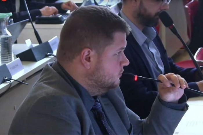 Ilustračný obrázok k článku Pre falšovanie identity končí v Petržalke poslanec Kuruc: VYDÁVAL sa za vicestarostku!