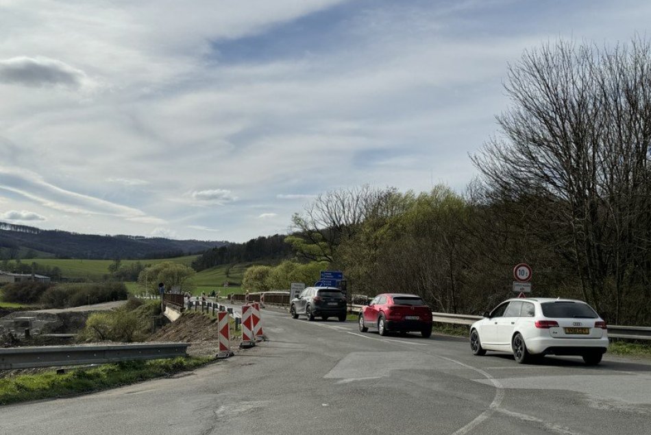 Ilustračný obrázok k článku Prišiel rad aj na východ, pri Stropkove rekonštruujú 3 mosty: Kam teraz jazdia kamióny?