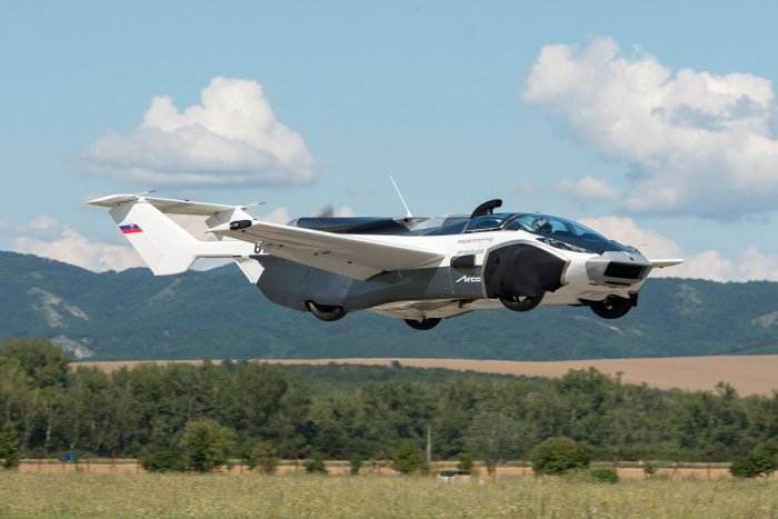 Ilustračný obrázok k článku Na piešťanskom letisku pristálo LIETAJÚCE auto: Priletelo z Nitry