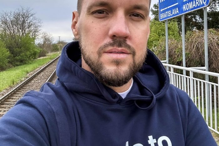 Ilustračný obrázok k článku Poslanec PS Michal Sabo reaguje na FOTO, kde hajluje: Aký ŠKANDÁL? Robím si z nich SRANDU!