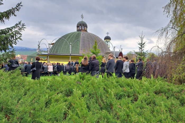 Ilustračný obrázok k článku Emotívna rozlúčka s maturantkami: PLAKALI stovky ľudí, symbolom sa stala biela ruža