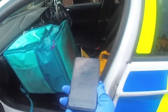 Ilustračný obrázok k článku Objednané jedlo ľuďom doručili POLICAJTI: Krátko pred tým totiž zadržali kuriéra