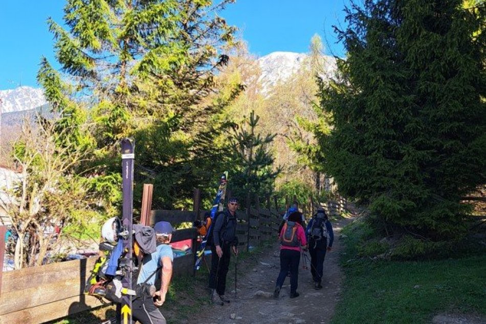 Ilustračný obrázok k článku Mimoriadne teplo aj pomoc leteckých liniek z Popradu: V Tatrách sa lúčia so zimnou sezónou