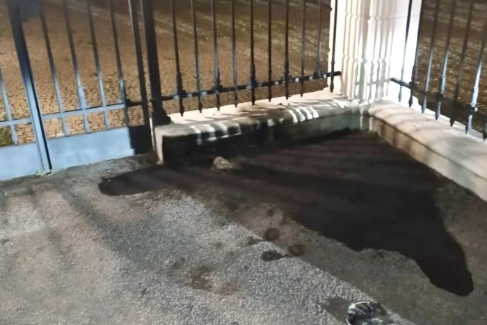 Ilustračný obrázok k článku Čo to stváral? Jozef polial benzínom a PODPÁLIL bránu pri úrade vlády!