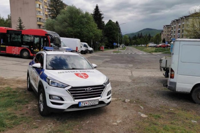 Ilustračný obrázok k článku Bežkyňa ZAKOPLA priamo pri mestských policajtoch: Po DRAMATICKOM páde okamžite konali