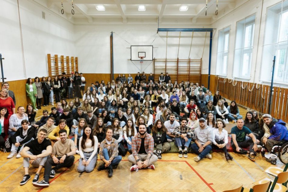 Ilustračný obrázok k článku Stredoškoláci si užili influencerov a deň bez vyučovania