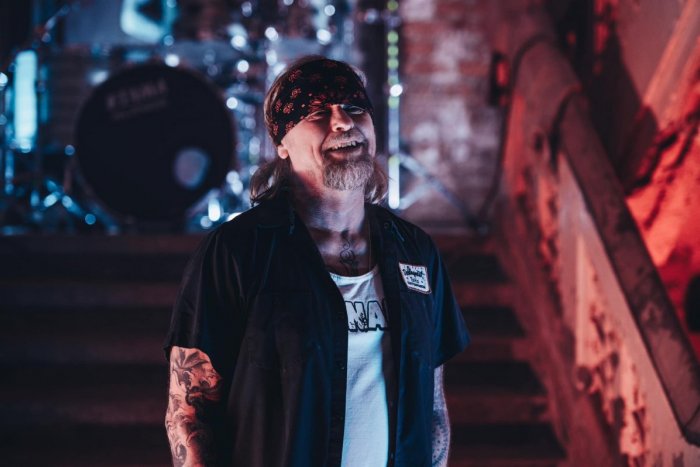 Ilustračný obrázok k článku HAVÁRIA na motorke! Spevák známej českej kapely je vo VÁŽNOM stave