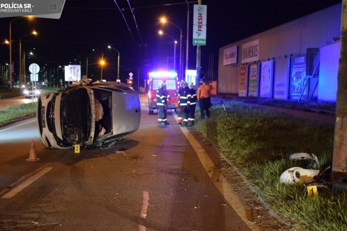 Ilustračný obrázok k článku Na Sekčove havaroval OPITÝ muž: Auto po náraze ostalo na boku, bol v ňom ZAKLIESNENÝ vodič
