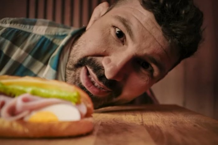 Ilustračný obrázok k článku Attila Végh sa už v reklame do bagety NEZAHRYZNE: Známa značka s ním KONČÍ spoluprácu