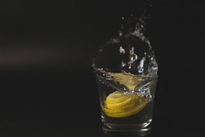 Ilustračný obrázok k článku Citrónová voda pred raňajkami: NAOZAJ vám pomôže schudnúť? Reakcia odborníčky