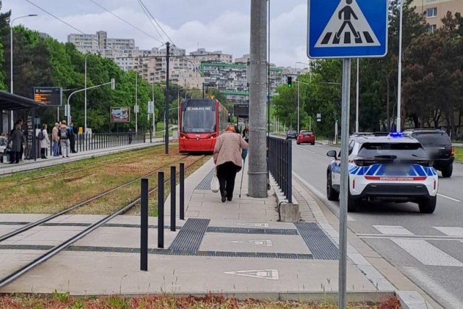 Ilustračný obrázok k článku Chodkyňa skončila v nemocnici: Ráno ju v Bratislave ZRAZILA električka