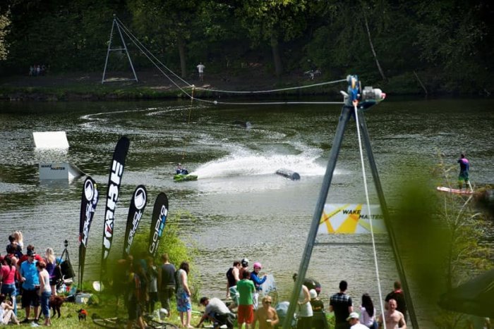 Ilustračný obrázok k článku Zaujímavá novinka čaká Vinianske jazero: Na jeho brehoch pribudne VODNÝ VLEK
