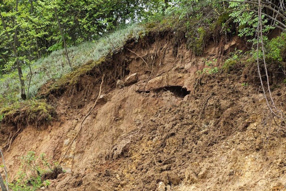 Ilustračný obrázok k článku Žiar vyhlásil HAVARIJNÚ situáciu: Problémy sp ZOSUVMI sú veľmi VÁŽNE