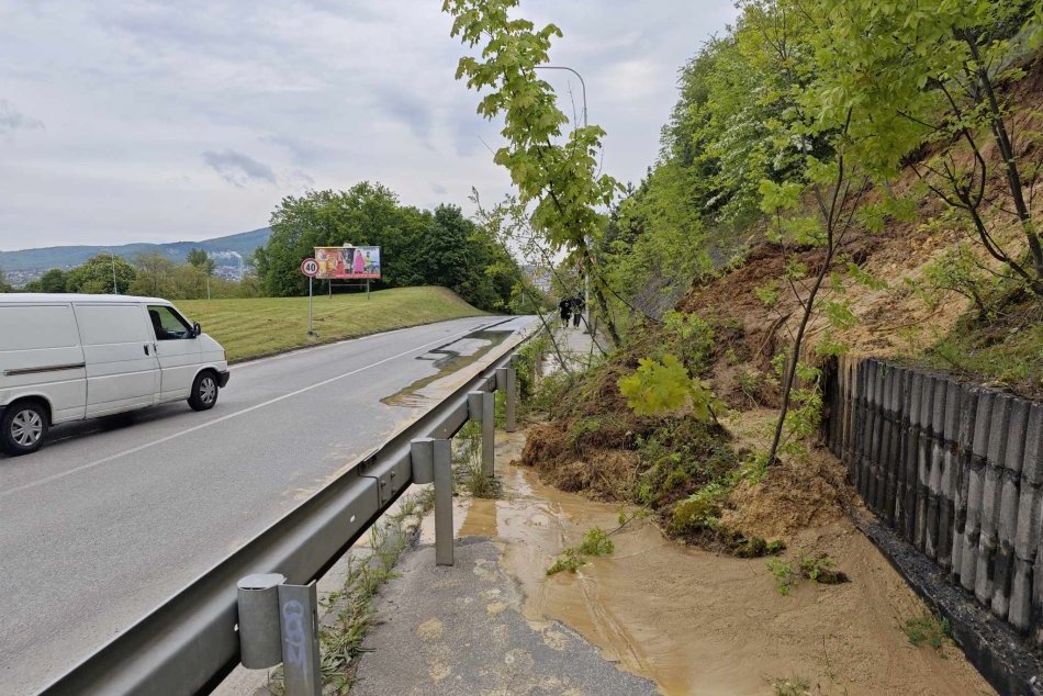 Ilustračný obrázok k článku V Nitre sa zosunul svah: Čiastočne ZABLOKOVAL chodník aj cestu, FOTO