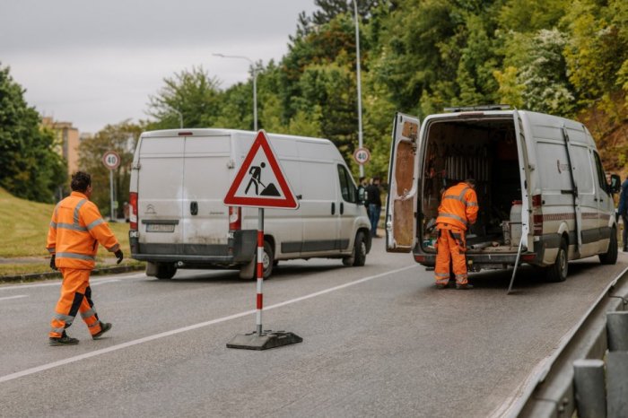 Ilustračný obrázok k článku Zosuv OHROZUJE jedinú cestu do stredoslovenskej obce: Ľudí UPOZORNILI na sanáciu