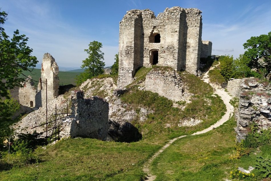 Ilustračný obrázok k článku Dobrovoľníci skrášľujú hrad Gýmeš: Pribudla aj nová informačná tabuľa