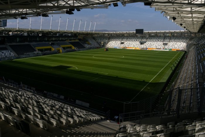Ilustračný obrázok k článku Diváci môžu využiť všetkých 12 555 sedadiel. Košická futbalová aréna je HOTOVÁ