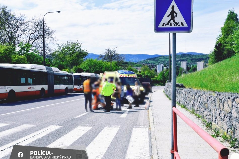 Ilustračný obrázok k článku HROZIVÉ momenty na priechode, chodkyňu ZRAZILO auto: Polícia hľadá svedkov, FOTO