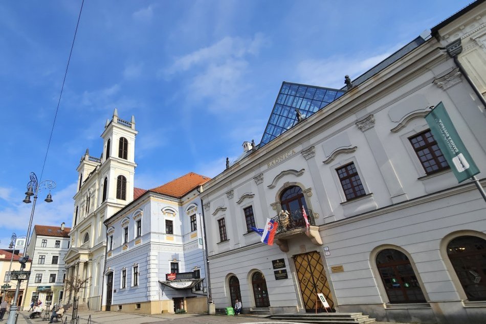 Ilustračný obrázok k článku ATRAKTÍVNA ponuka s viacerými BENEFITMI: Chcete mať pod palcom bystrickú RADNICU?